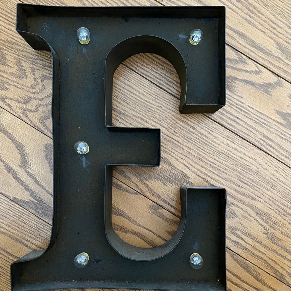 💡 “E” light-up house decor
